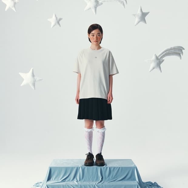 코이세이오 SYMBOL LOGO REGULAR T-SHIRT SAND