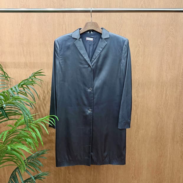 막스앤코 싱글 코트 테일러드 카라 버튼 클로징 슬림 실루엣 디테일 블랙