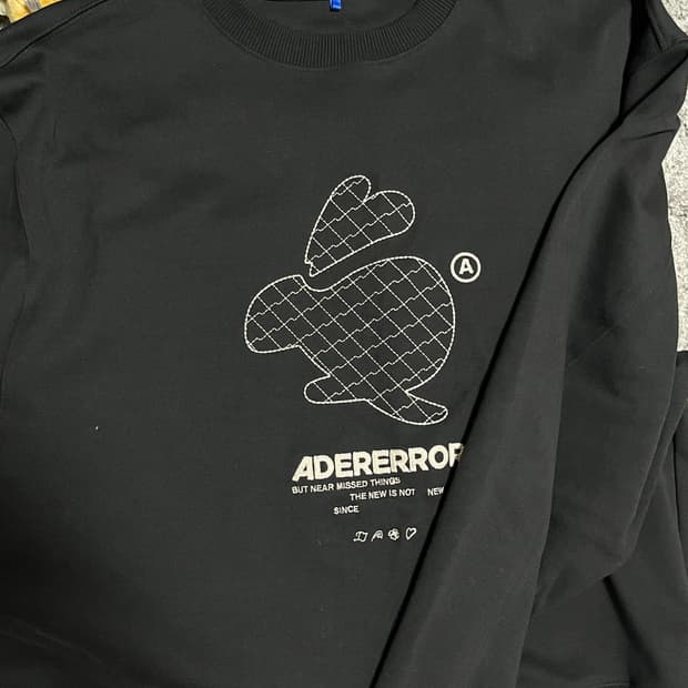 아더에러 토끼 로고 맨투맨 