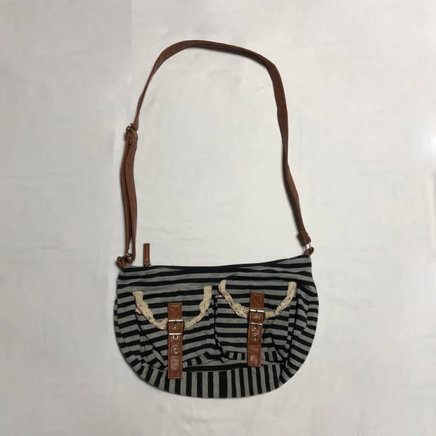 스트라이프 레더 크로스백  그레이