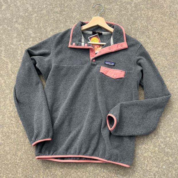 10s 파타고니아 신칠라 스냅-T 차콜/핑크