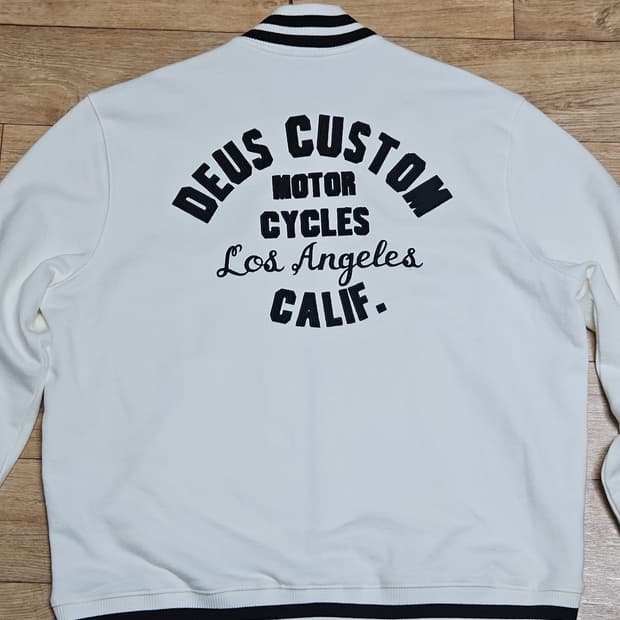 데우스 플리스 봄버