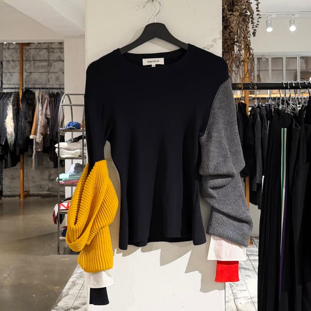 엔폴드 블랙 슬리브 배색 풀오버 니트