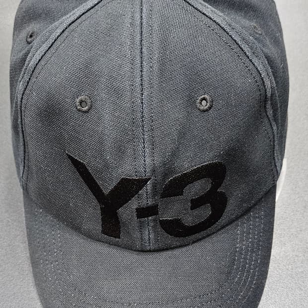 Y-3 클래식 자수 로고 캡 블랙