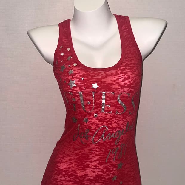 게스 레드 큐빅 로고 슬리브리스 