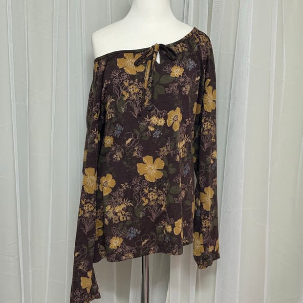 오리엔탈 브라운 오프숄더  탑 