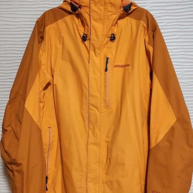 파타고니아 고어텍스 등산 자켓 오렌지 색상 M사이즈입니다. 생활 오염 조
