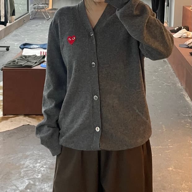 꼼데가르송 레드 하트와펜 그레이 가디건 H2490