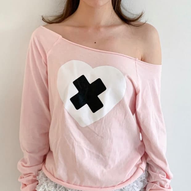 샵페어리 크로스 하트 컷 오프 티