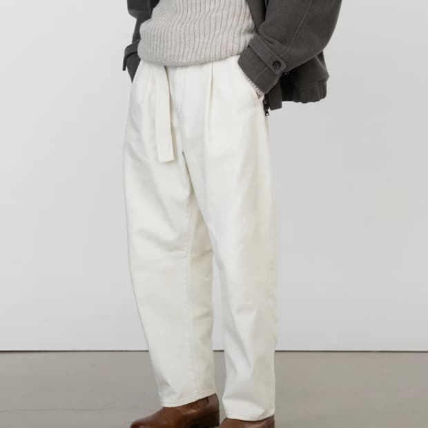 [당일발송] 인사일런스 커브드 플리츠 데님 팬츠 EXTRA WHITE