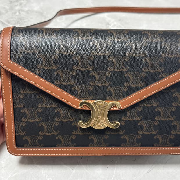 셀린느 엔벨로프 트리옹프 탠