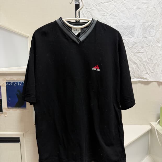 아디다스 브이넥 삼각로고 반팔티
