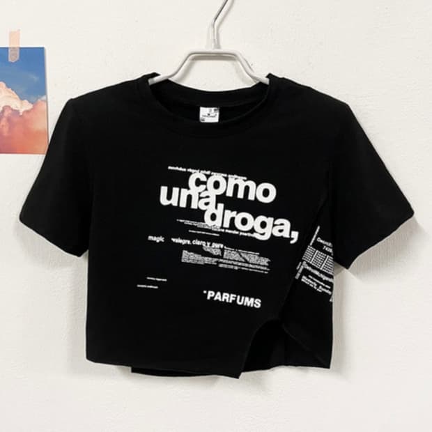 레터링 언발 숄더패드 크롭 티셔츠 블랙