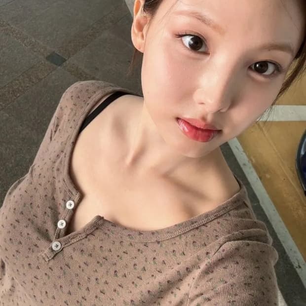 브랜디멜빌 젤리 플로럴 탑 긴팔 티셔츠(트와이스 나연 착용)