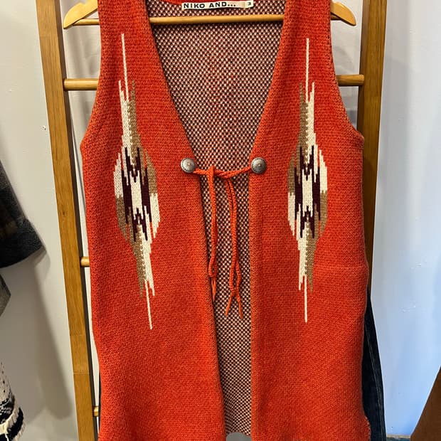 니코앤드 오렌지 패턴 니트 조끼