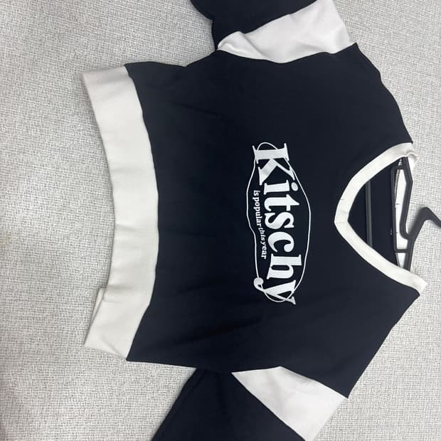 Kitschy 키치 블랙 맨투맨 티셔츠