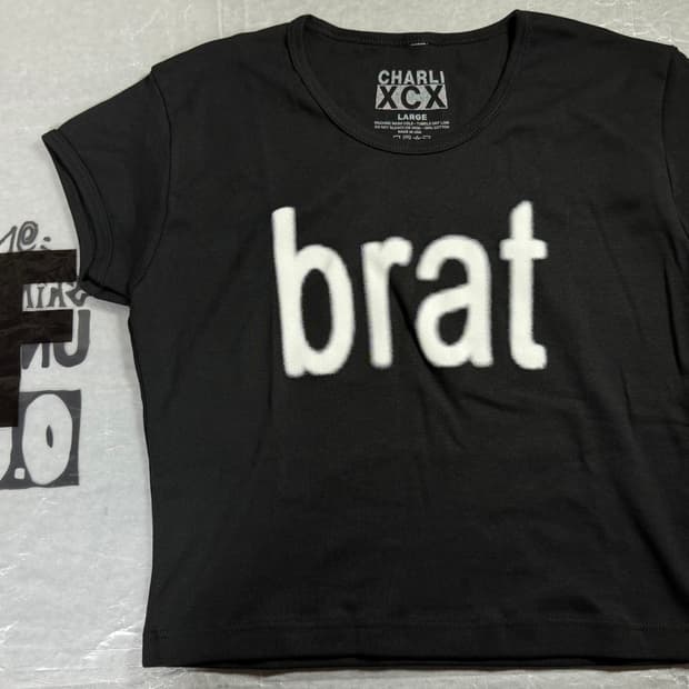 [L] 찰리 xcx brat 티셔츠 블랙 원유니버스 공식 MD