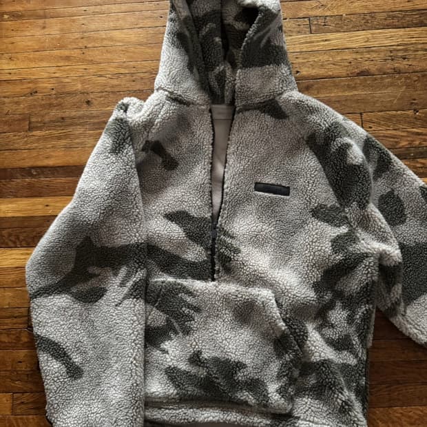 에센셜 폴라 플리스 하프집 후드 카모 