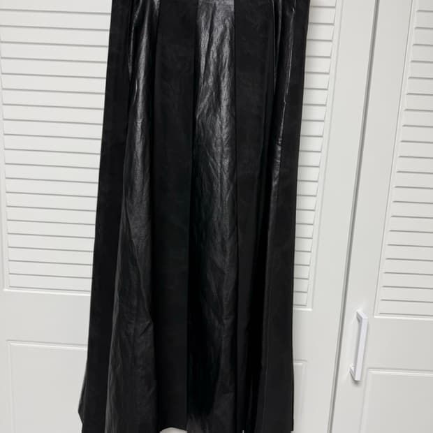 유노이아 레더 라인 스커트