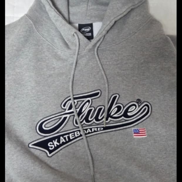 플루크 커시브 자수로고 후드티