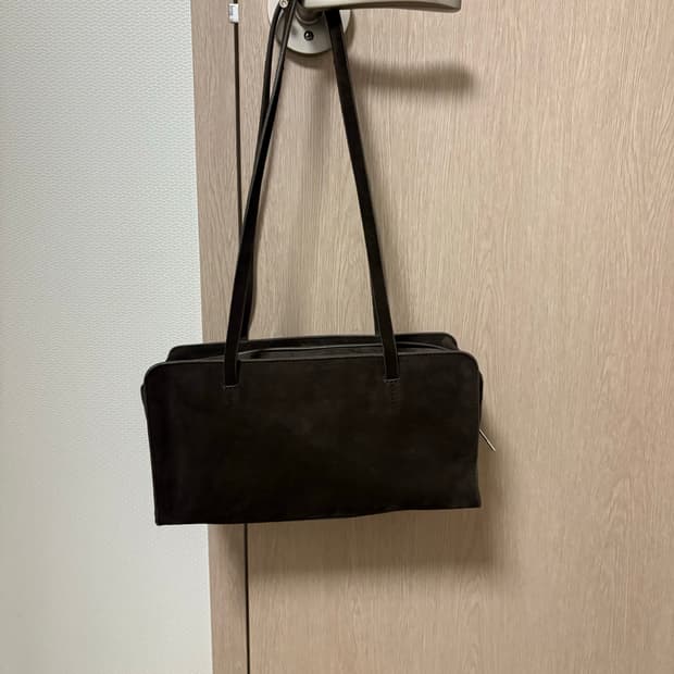 코스 스웨이드백 