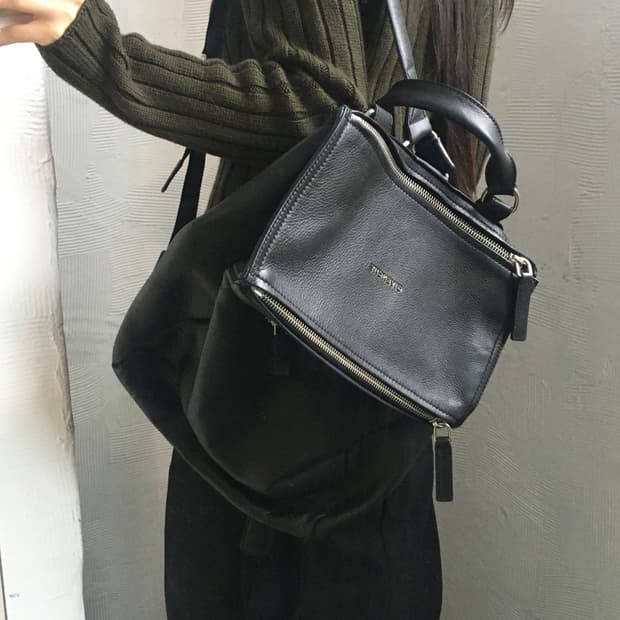 Givenchy 지방시 블랙컬러 레더 백팩