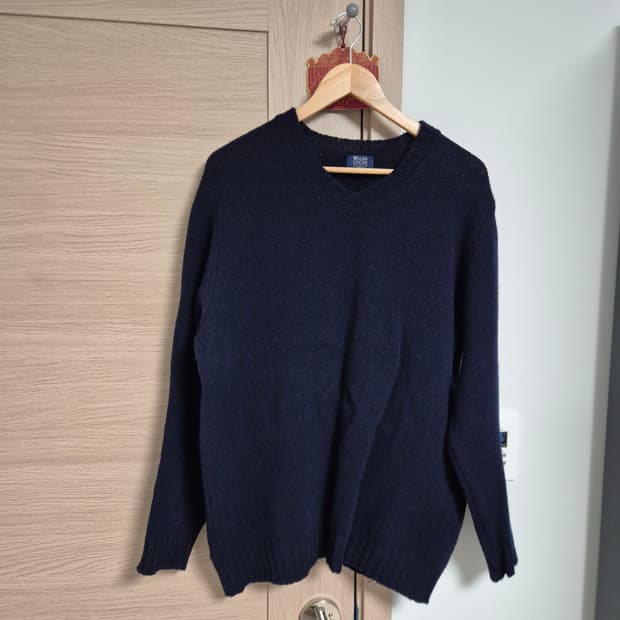 윌리엄로키 울 V넥 니트 판매합니다