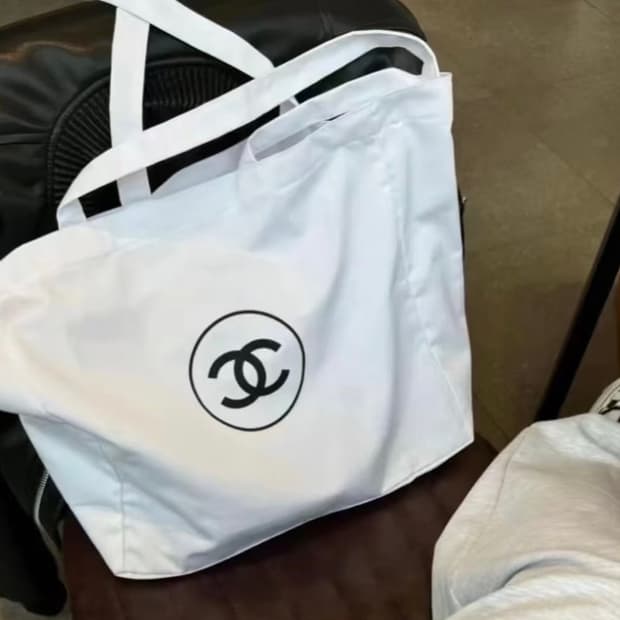 샤넬 뷰티 cc 로고 에코백 화이트
