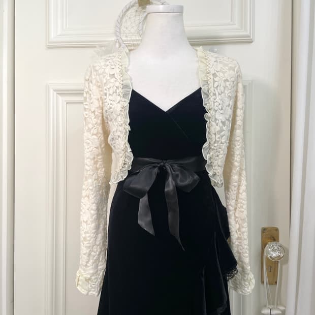 AXES FEMME ivory lace ruffle open bolero