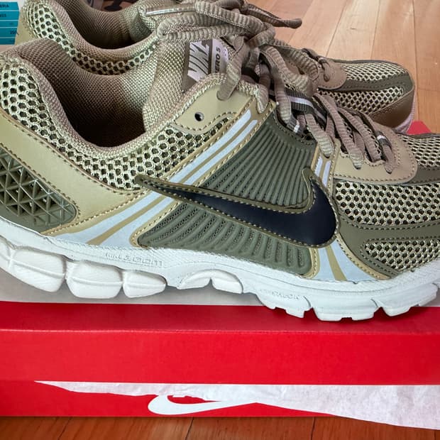 나이키 줌 보메로 5 뉴트럴 올리브 미디엄 올리브