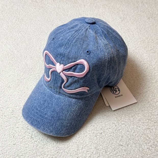 론론 RONRON 피그먼트 리본 자수 로고 볼캡 Q1290