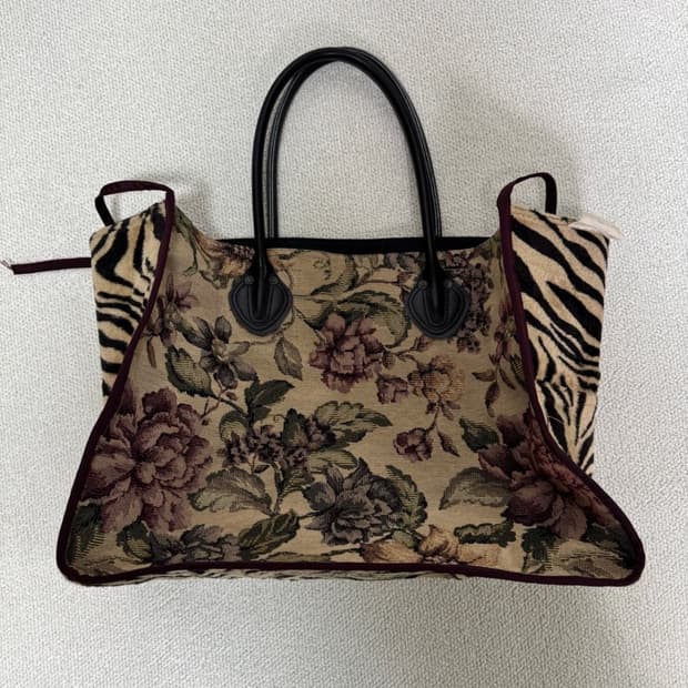 캐피탈 플로럴 타이거 가방 구해요