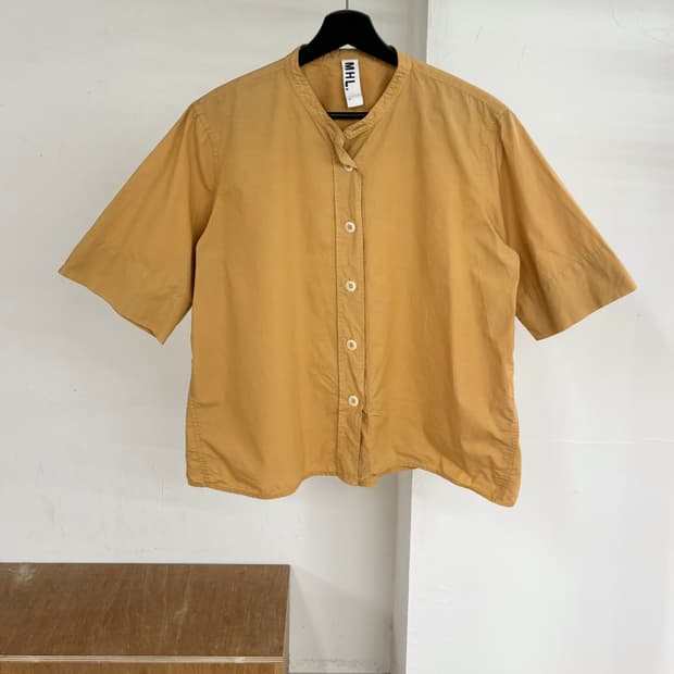 엠에이치엘 옐로우 밴드 카라 반팔 셔츠