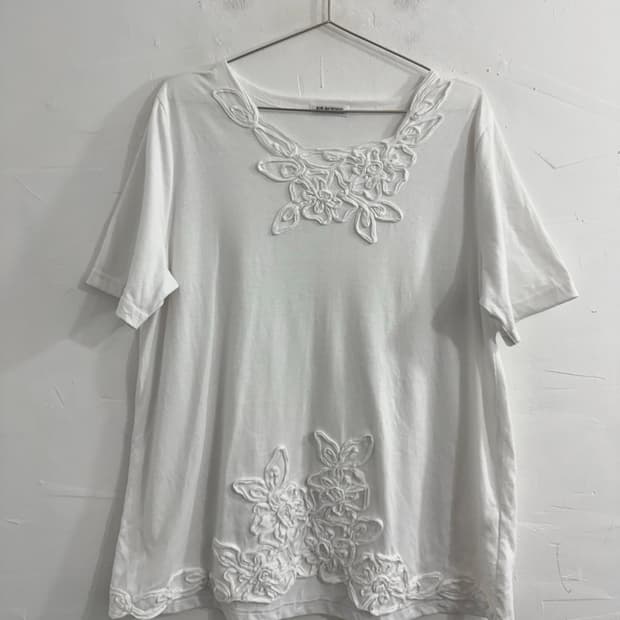 elicess white design tee