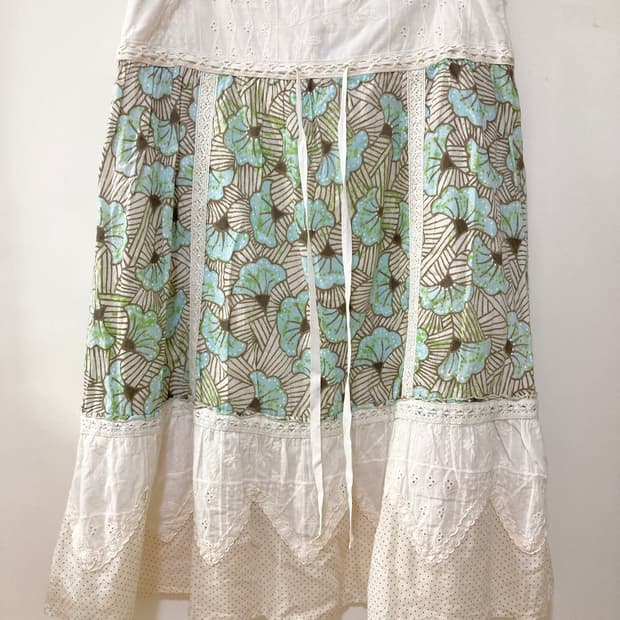 써스데이아일랜드 패치 스커트