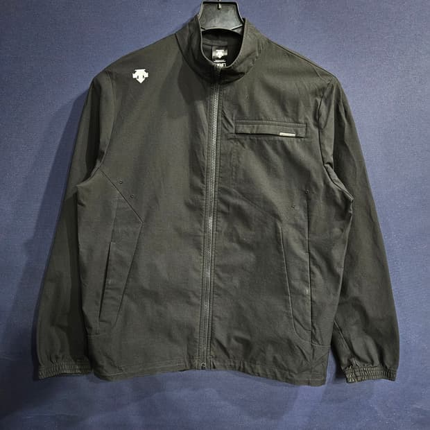 데상트 자수로고 블랙 남성 100 집업자켓 