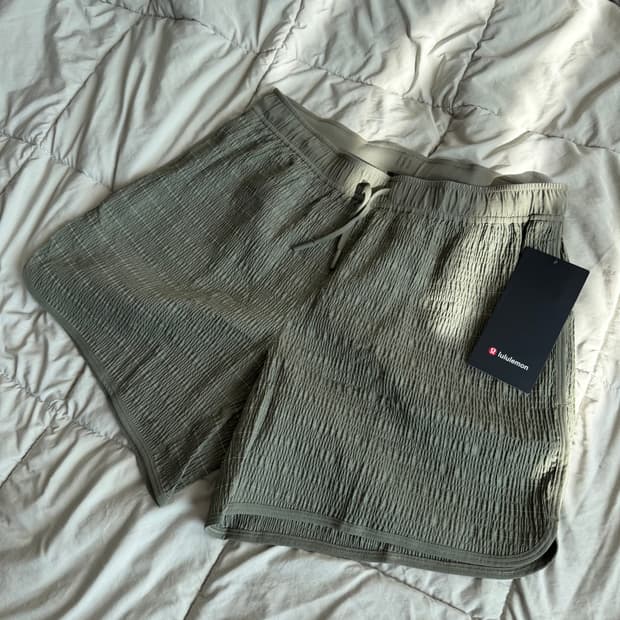 룰루레몬 마일 메이커 리플렉티브 쇼츠 라이너리스 m 새상품 판매합니다.