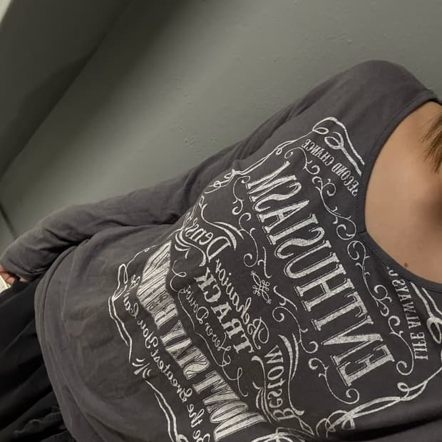 lettering detail v-neck long sleeve