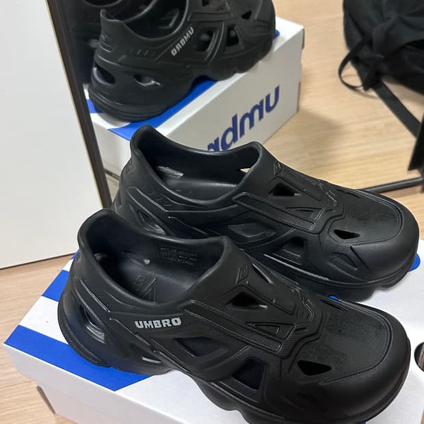 24년 엄브로 라이트쉘 블랙 230