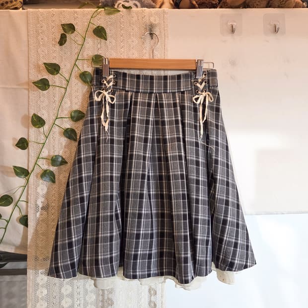 아일렛 체크 미디 스커트