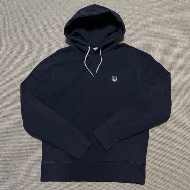 메종키츠네 그레이 폭스 패치 후드티