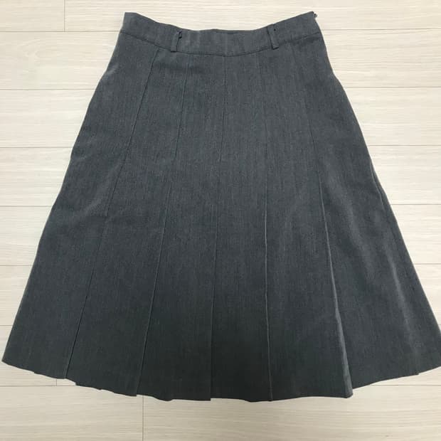 차콜 플리츠 미디 스커트