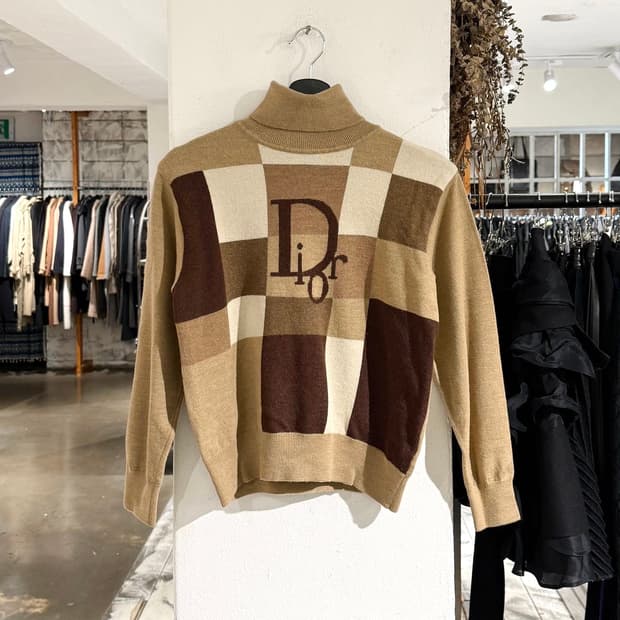 크리스찬 디올 베이지 체크 로고 터틀넥 니트