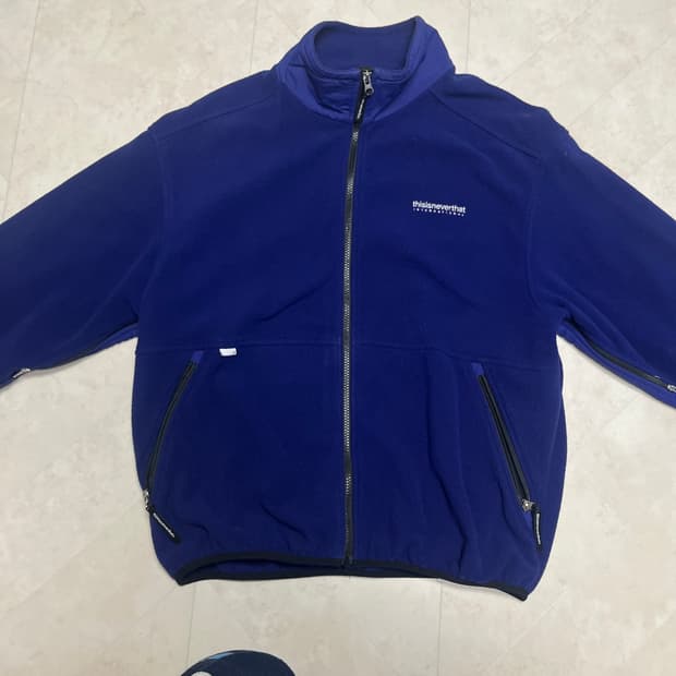 (M)디스이즈네버댓 로고 후리스 집업 블루