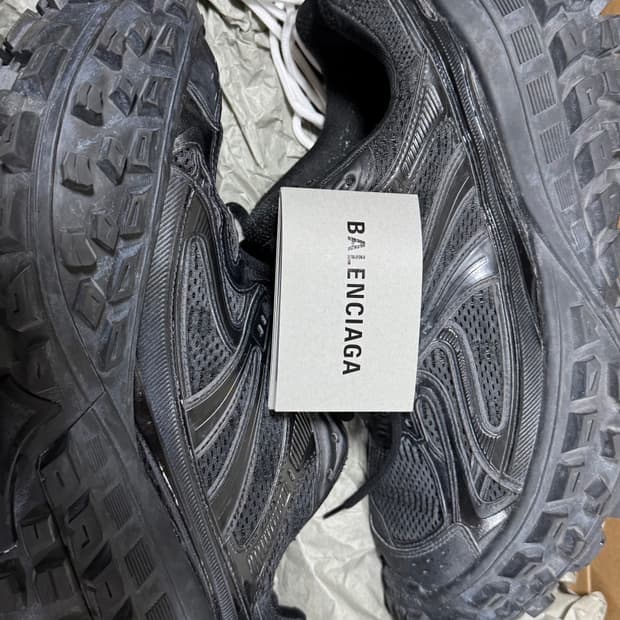 발렌시아가 디펜더 스니커즈 블랙 43