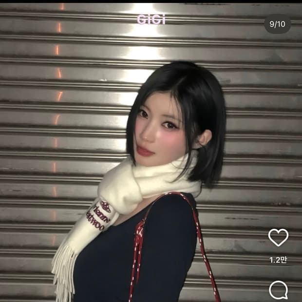 비비안 웨스트우드 자수 로고 머플러 화이트 와인