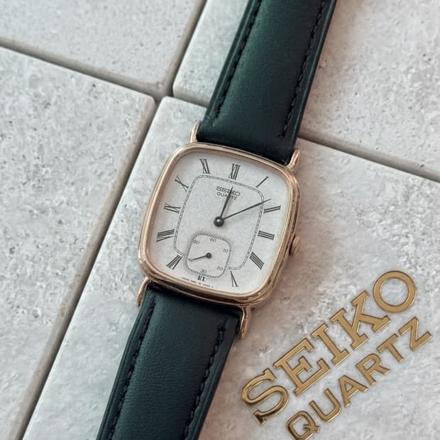 Seiko 세이코 쿼츠 스몰세컨드 로만 인덱스 탱크