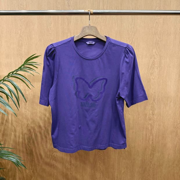 안나수이 퍼프 소매 반팔 티셔츠 나비 로고 디테일 바이올렛