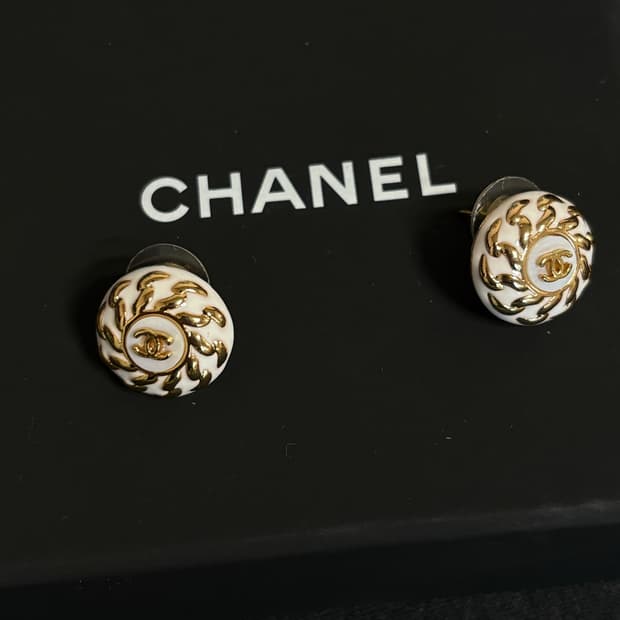 샤넬 정품 cc로고 업사이클링 화이트 골드 라운드 귀걸이