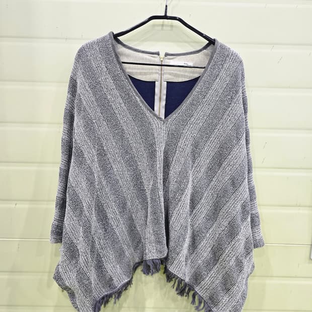 V넥 스트라이프 프린지 니트 폰초